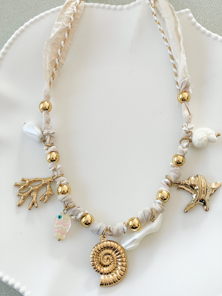 collier coquillage doré