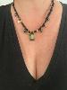 collier médaille beige doré
