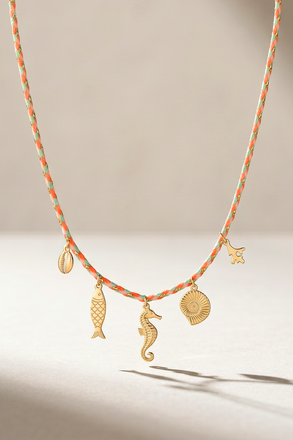 Collier Nura fluo doré de Shlomit