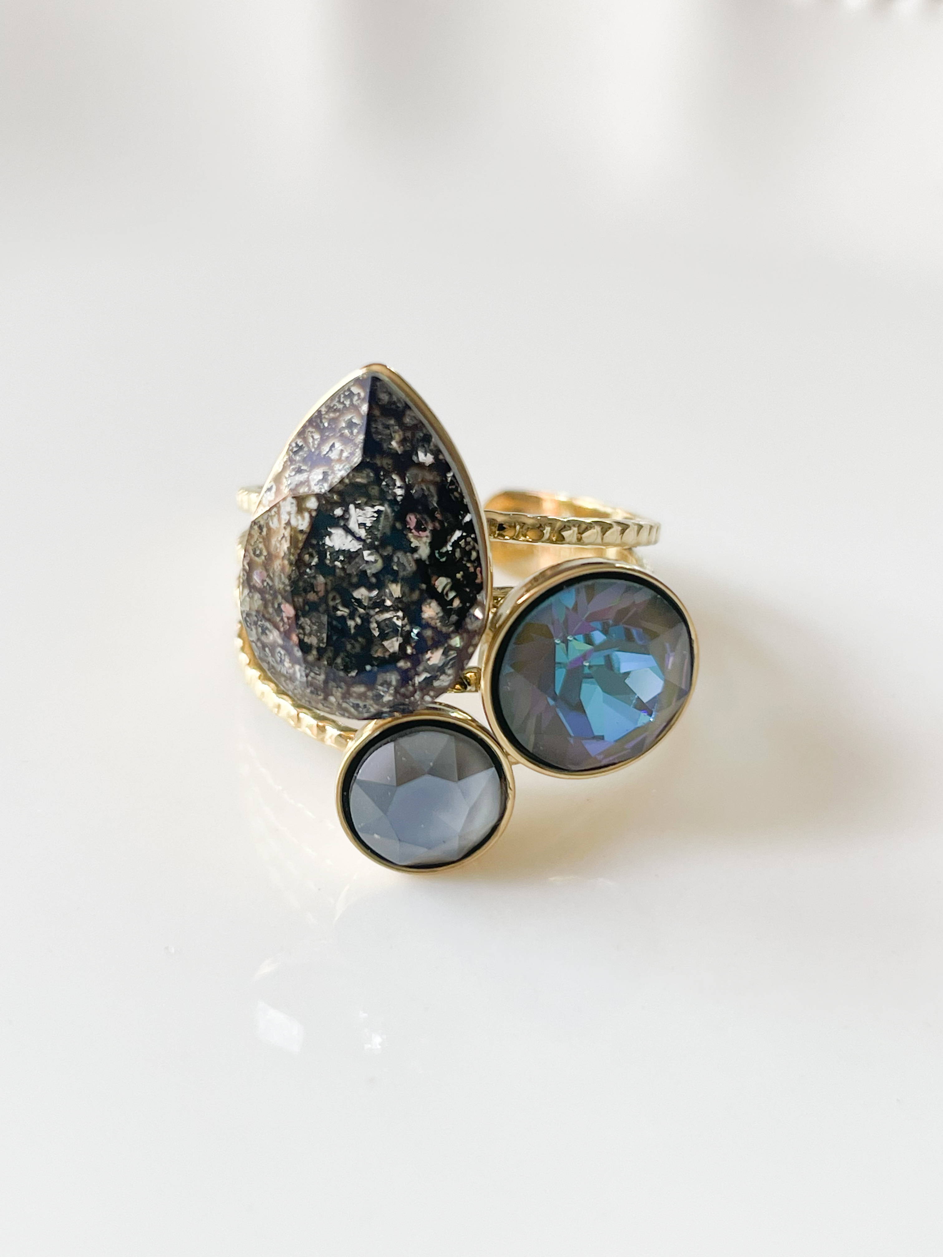 Bague cristal goutte noir tâcheté doré