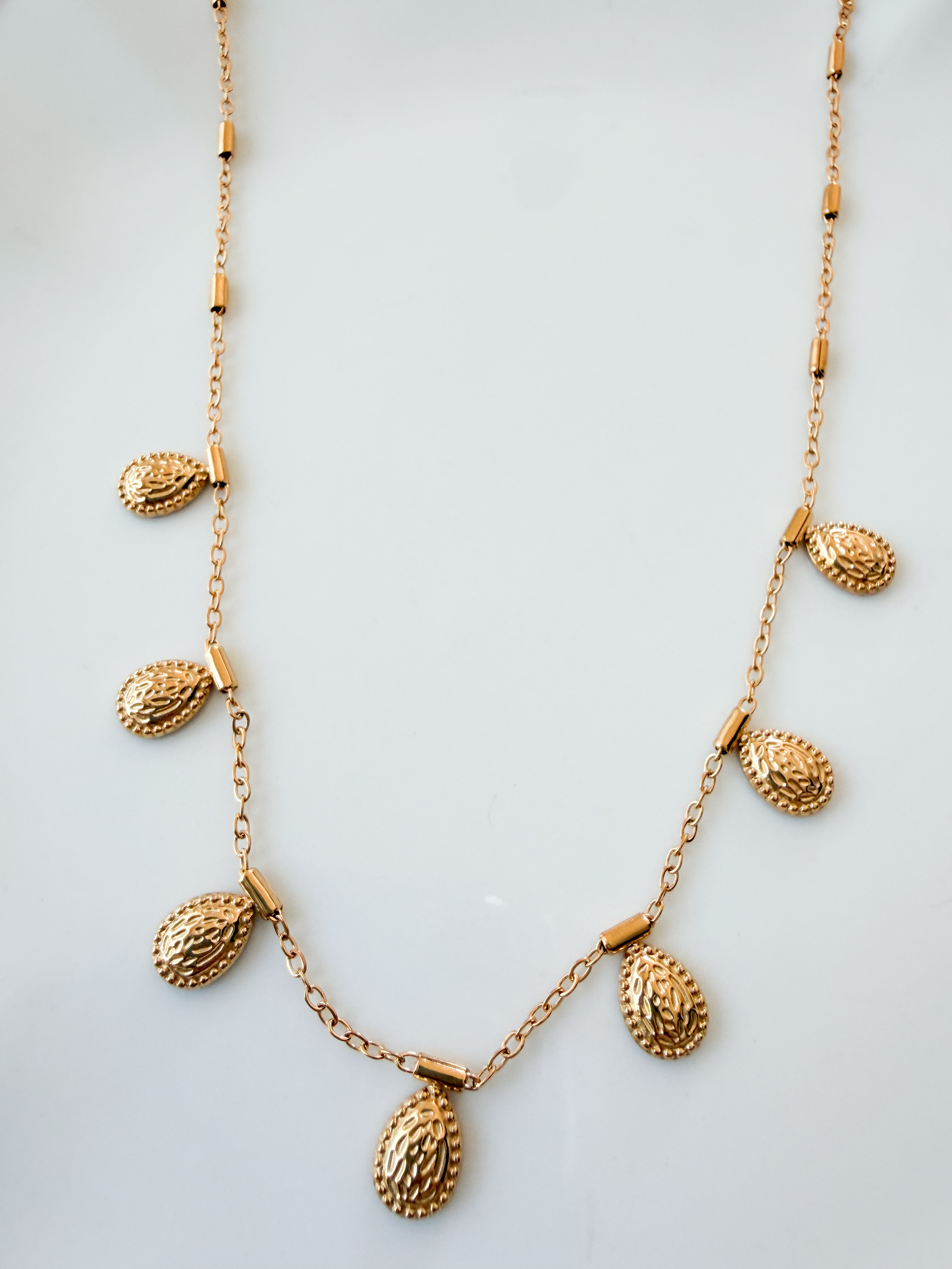 Collier gouttes gravées doré
