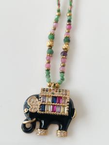 collier médaille éléphant rose vert doré