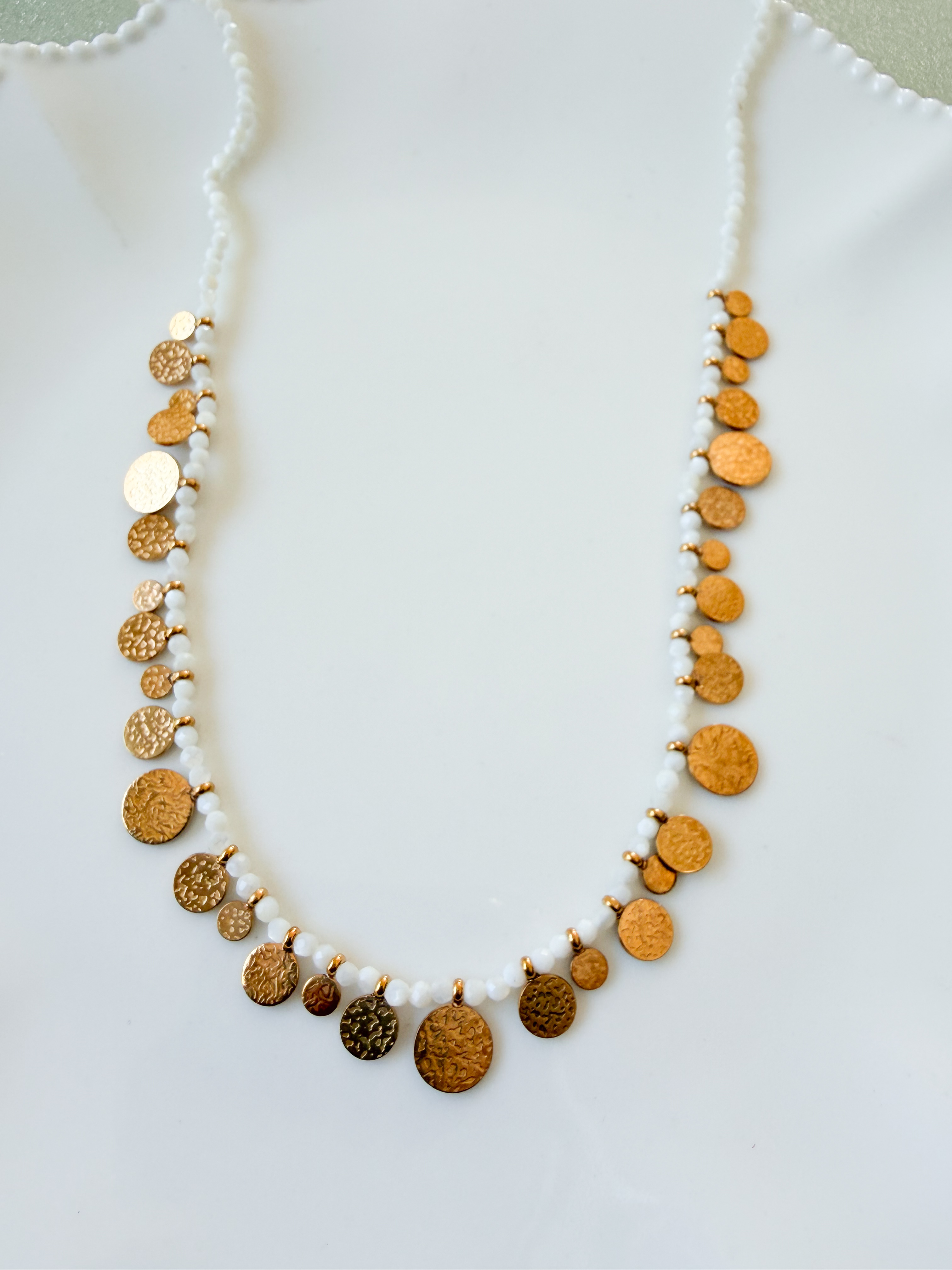 Collier pierres blanc pampilles doré 