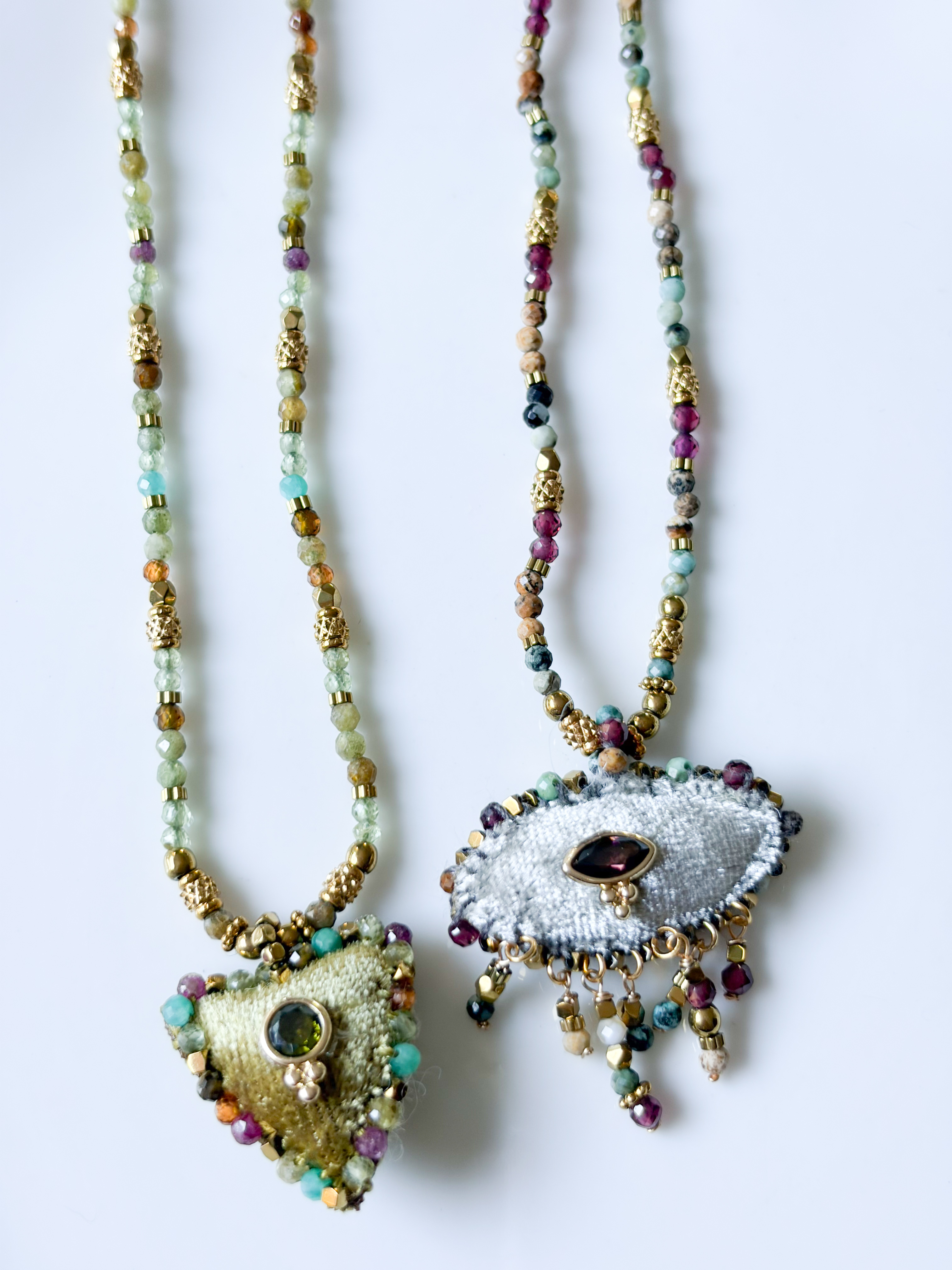 Collier pierres coeur velours vert doré
