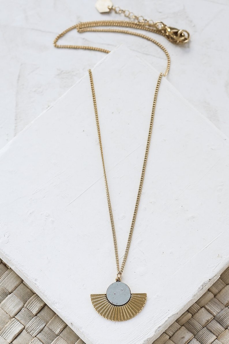 collier Addis kaki doré de Shlomit Ofir
