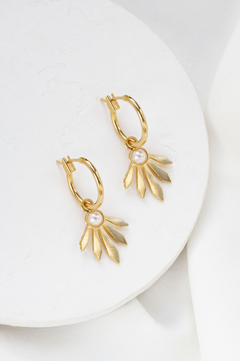 boucles Didi créoles blanc doré de Shlomit Ofir