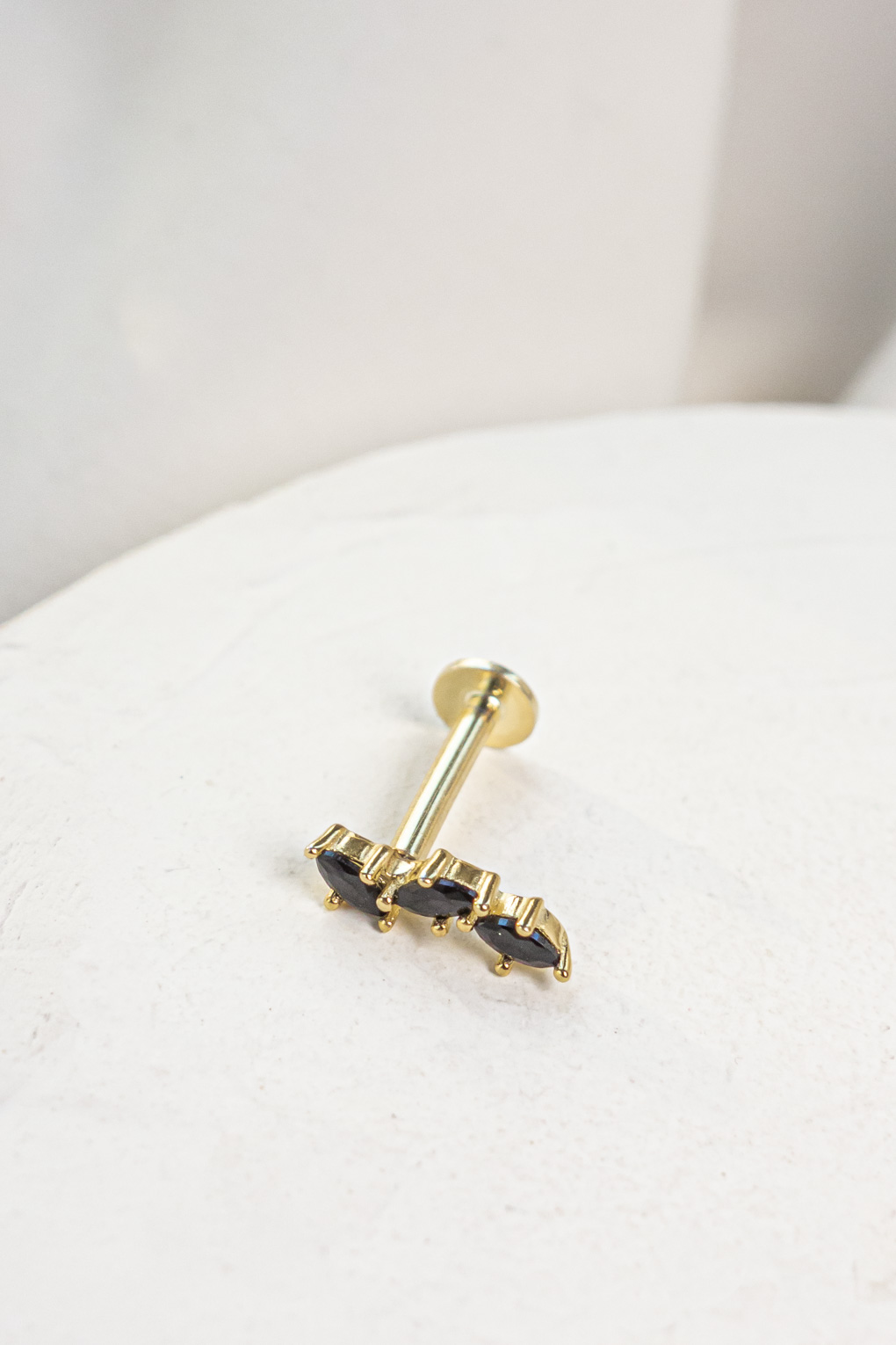 boucle piercing Norman noir doré de Shlomit Ofir