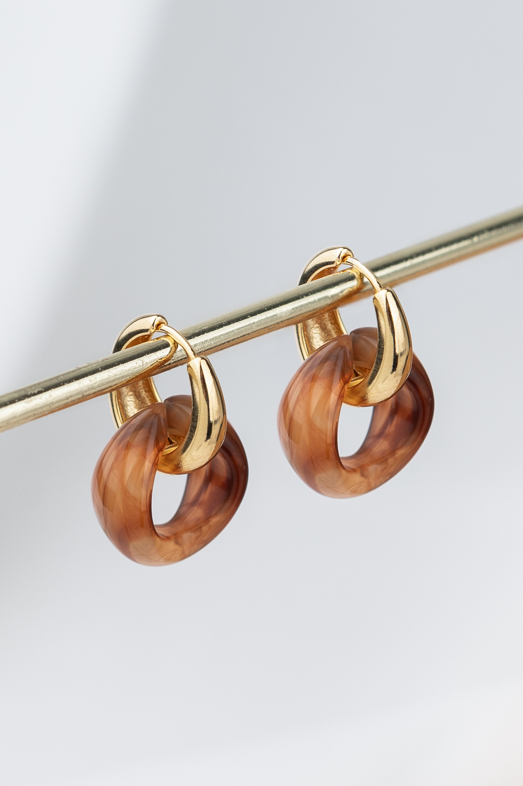 boucles Warren beige doré de Shlomit Ofir