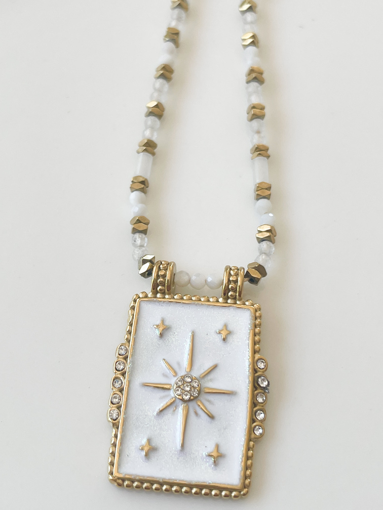 collier médaillon blanc étoile doré