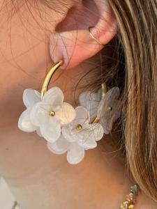 Boucles créoles fleurs crème doré