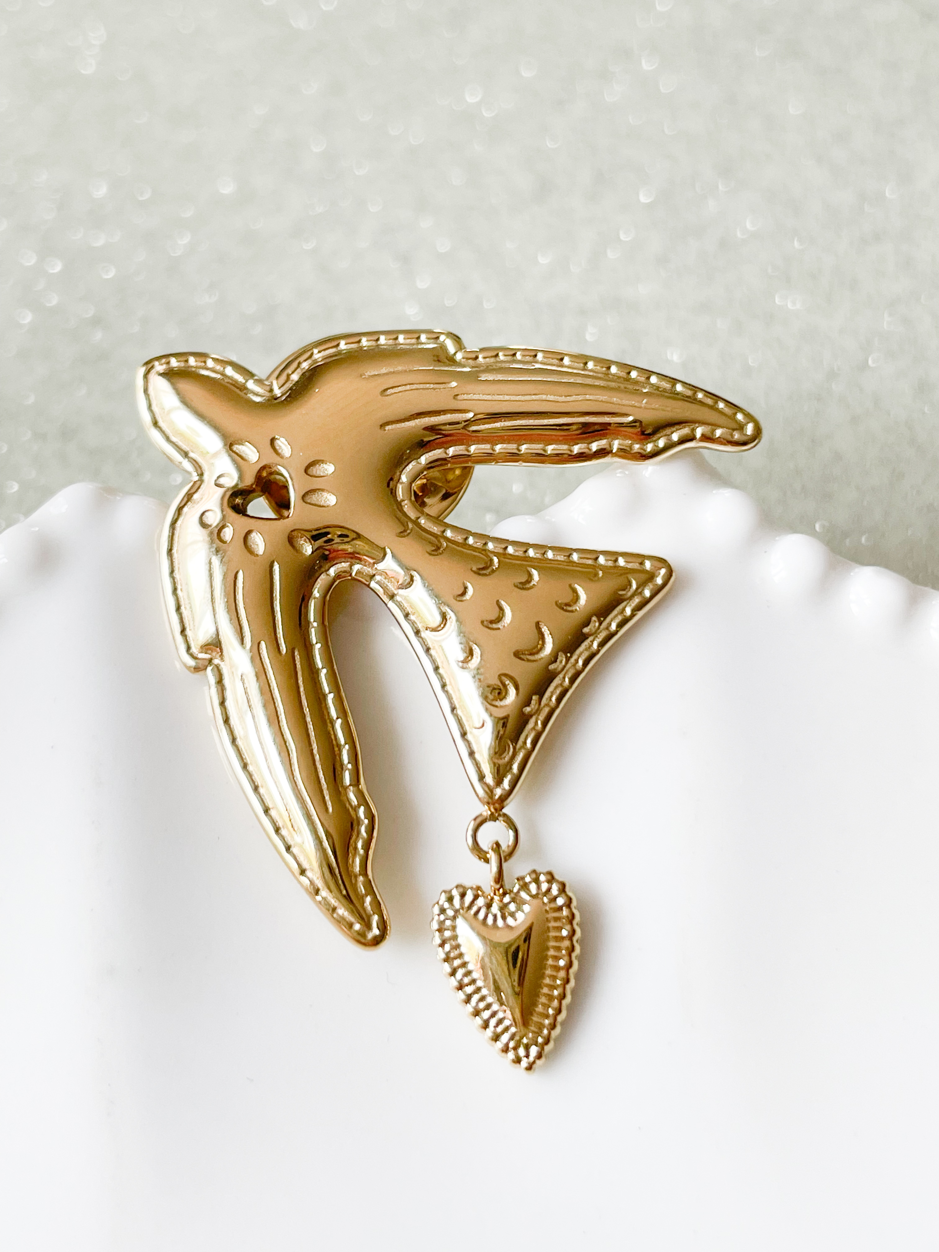 pins broche oiseau doré