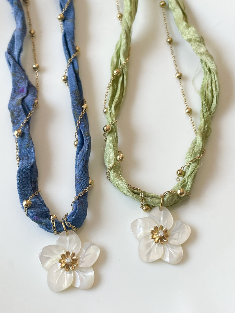 collier fleur nacre bleu doré