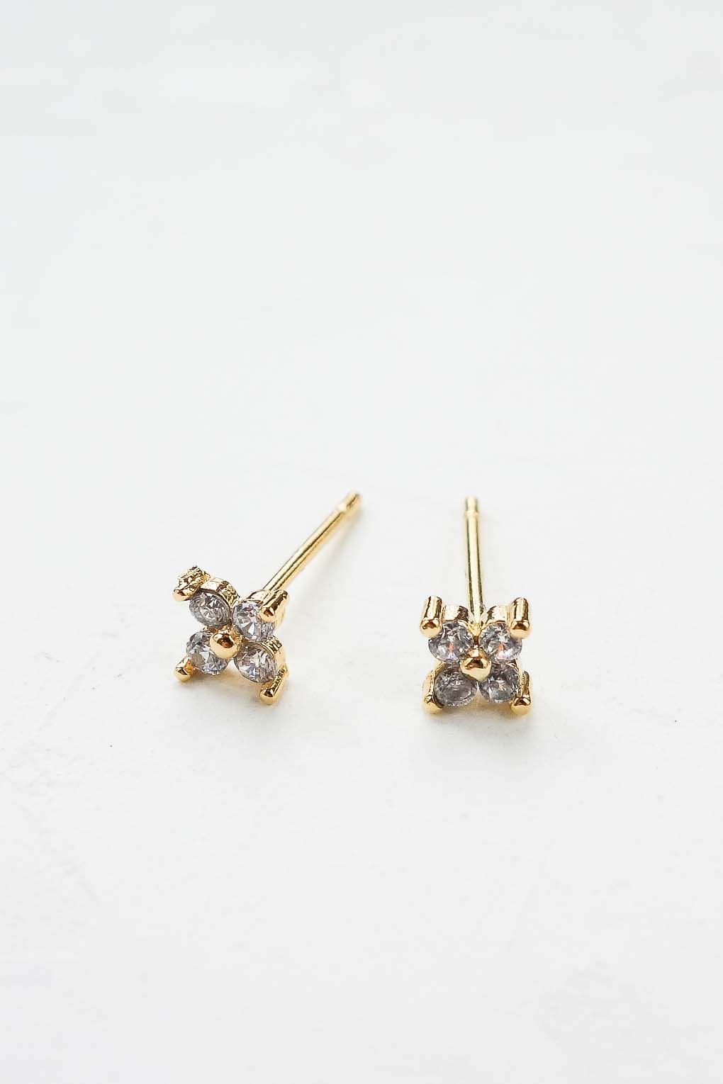 boucles Daffodil puce blanc doré de Shlomit Ofir