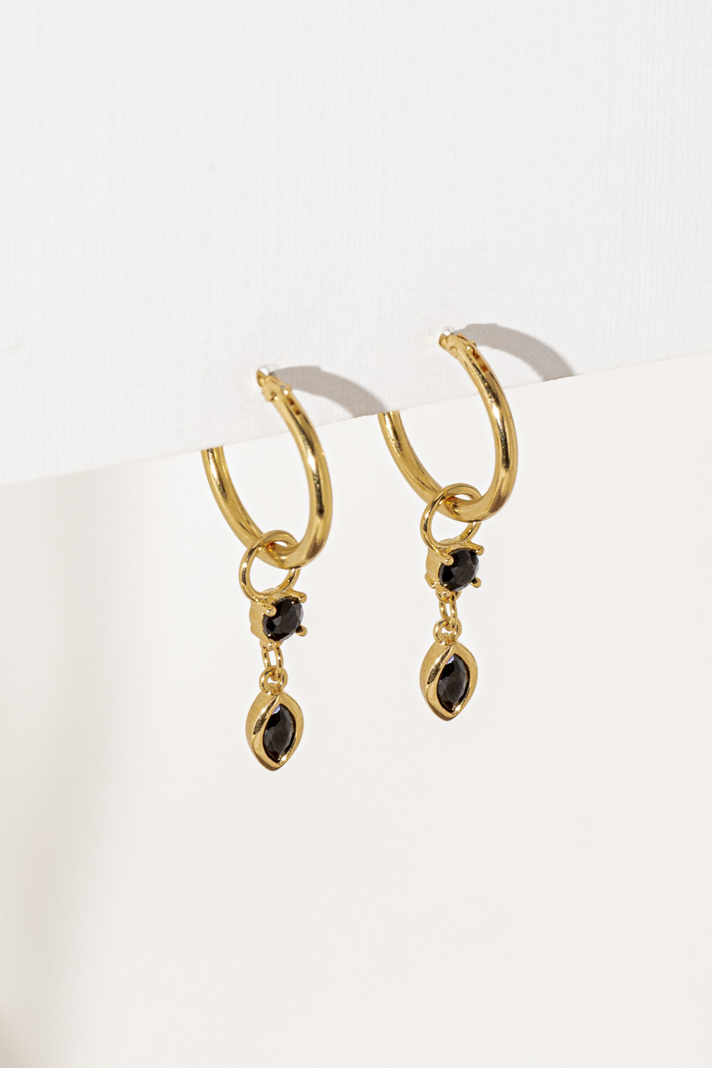 boucles Juliette hoop noir doré de Shlomit Ofir