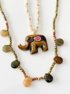 Collier éléphant pierres marron doré