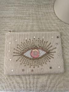 pochette oeil brodé beige de Mandalita