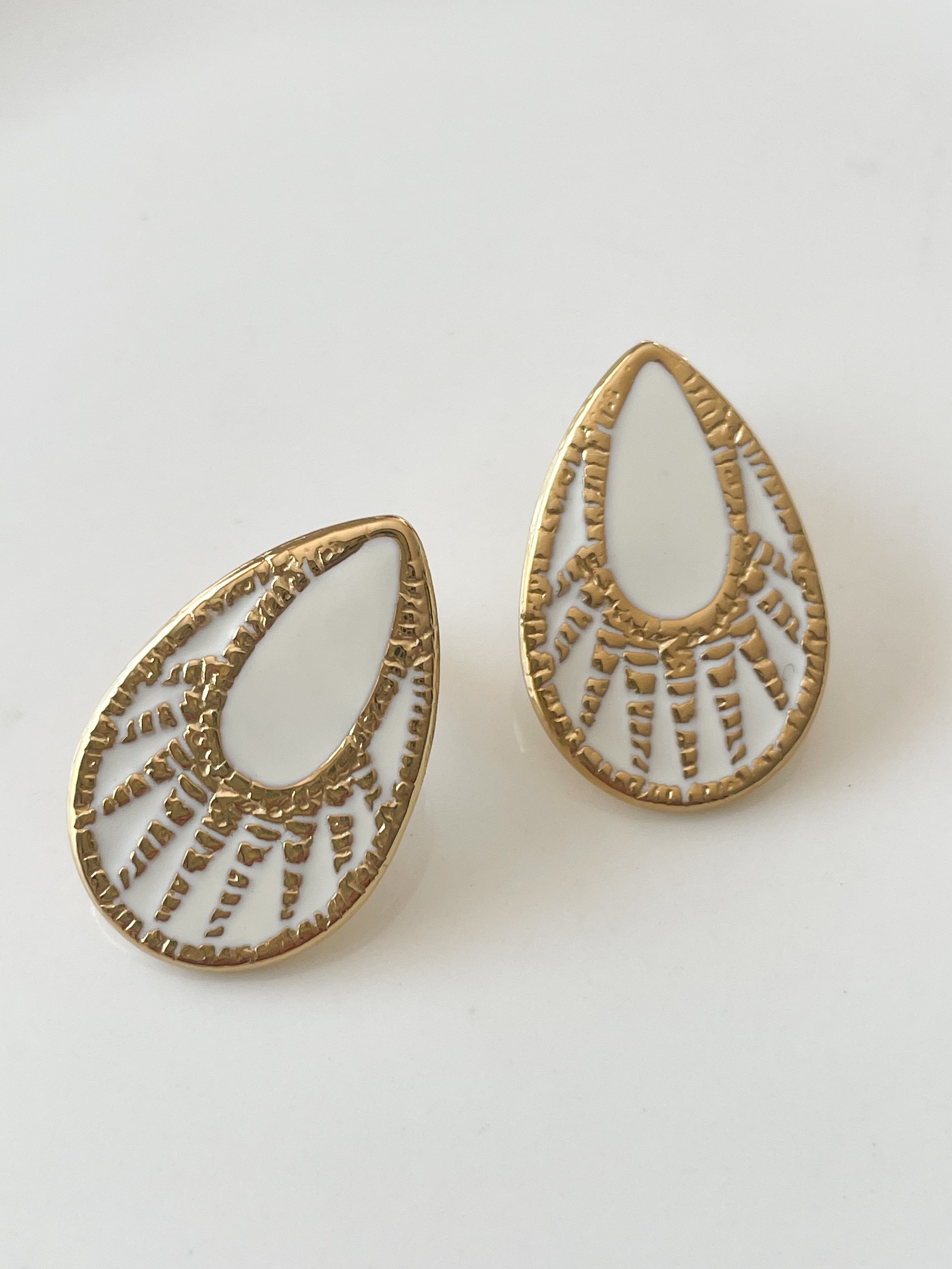 Boucles goutte émail doré