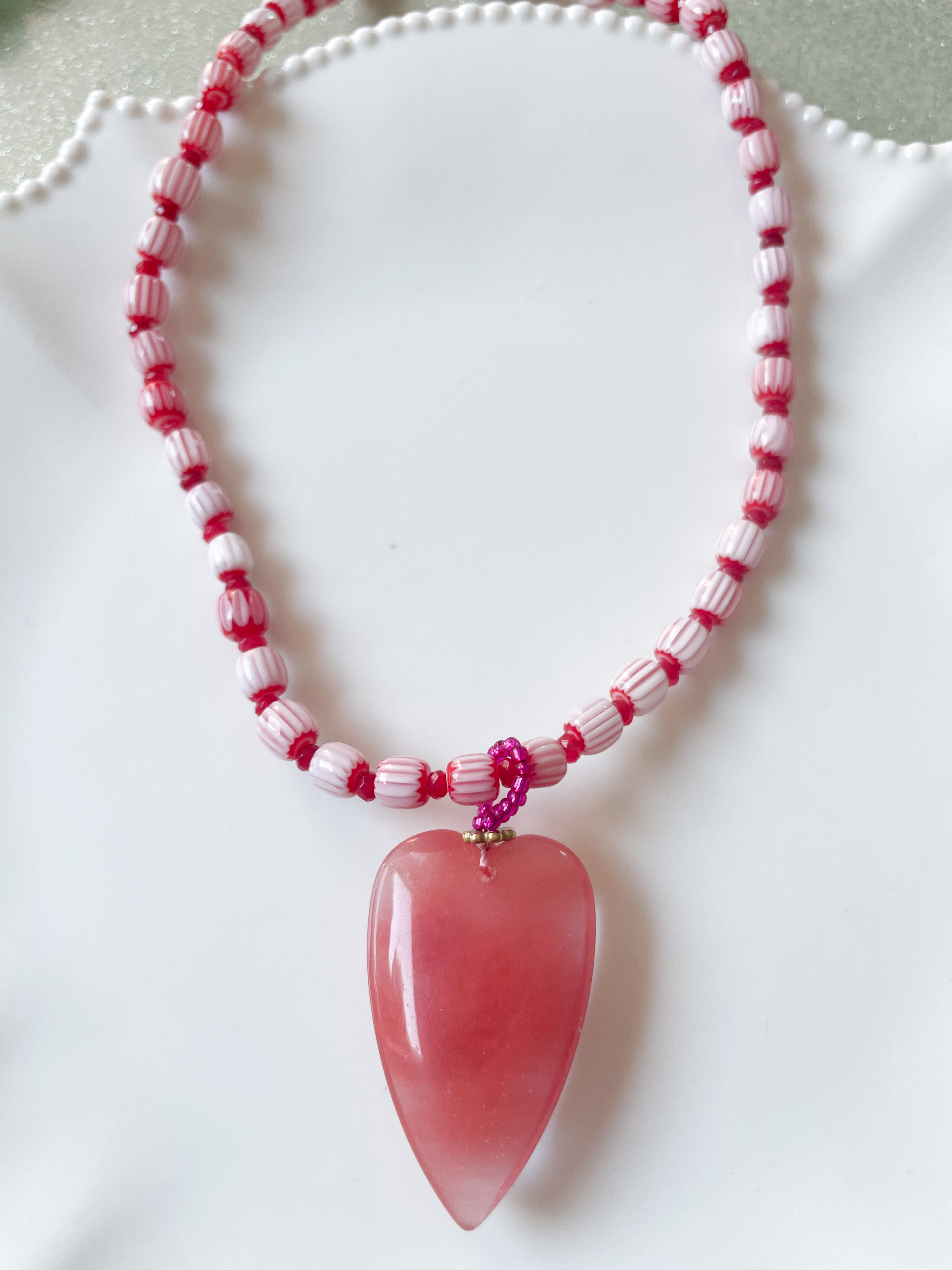 collier perles coeur rose