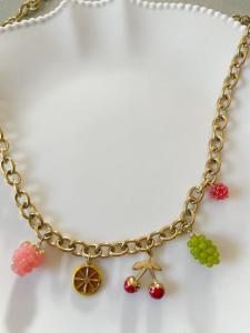 collier breloques fruits doré