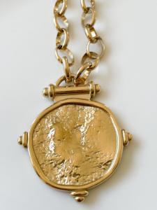 Collier sautoir médaillon de la capsule Cricri