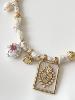 collier médaille beige doré