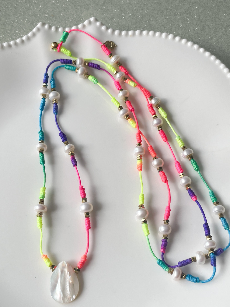 collier sautoir fluo nacre