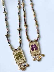 Collier pierres médaillon tréfle vert doré