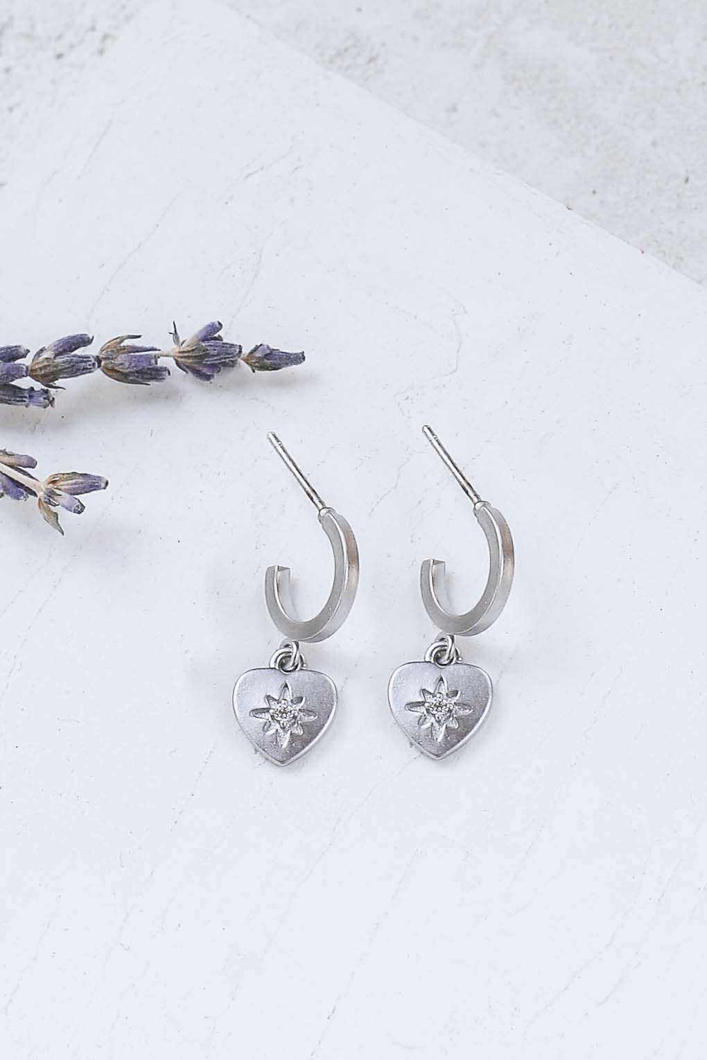 boucles Amour créoles argenté de Shlomit Ofir