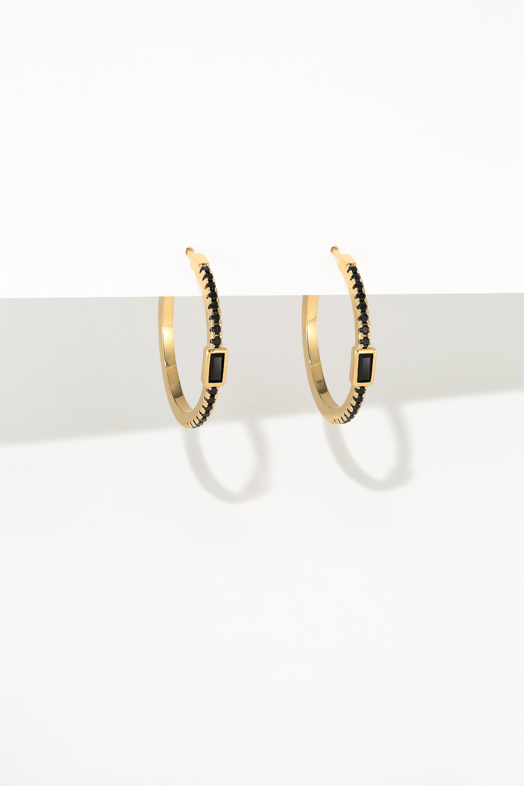 boucles Livia hoop noir doré de Shlomit