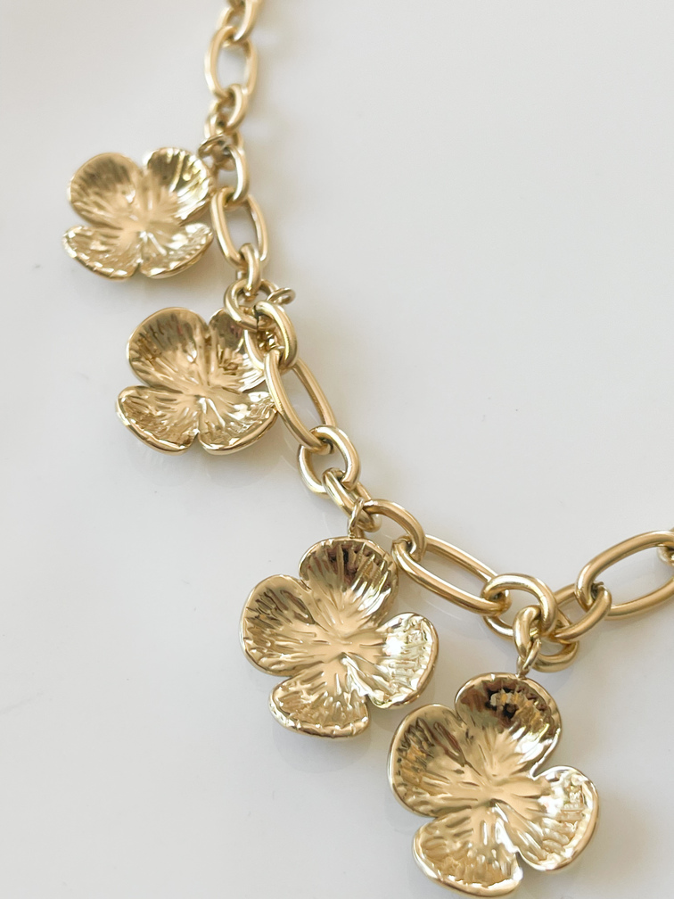collier breloques fleurs doré