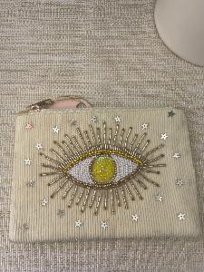 pochette oeil brodé jaune de Mandalita
