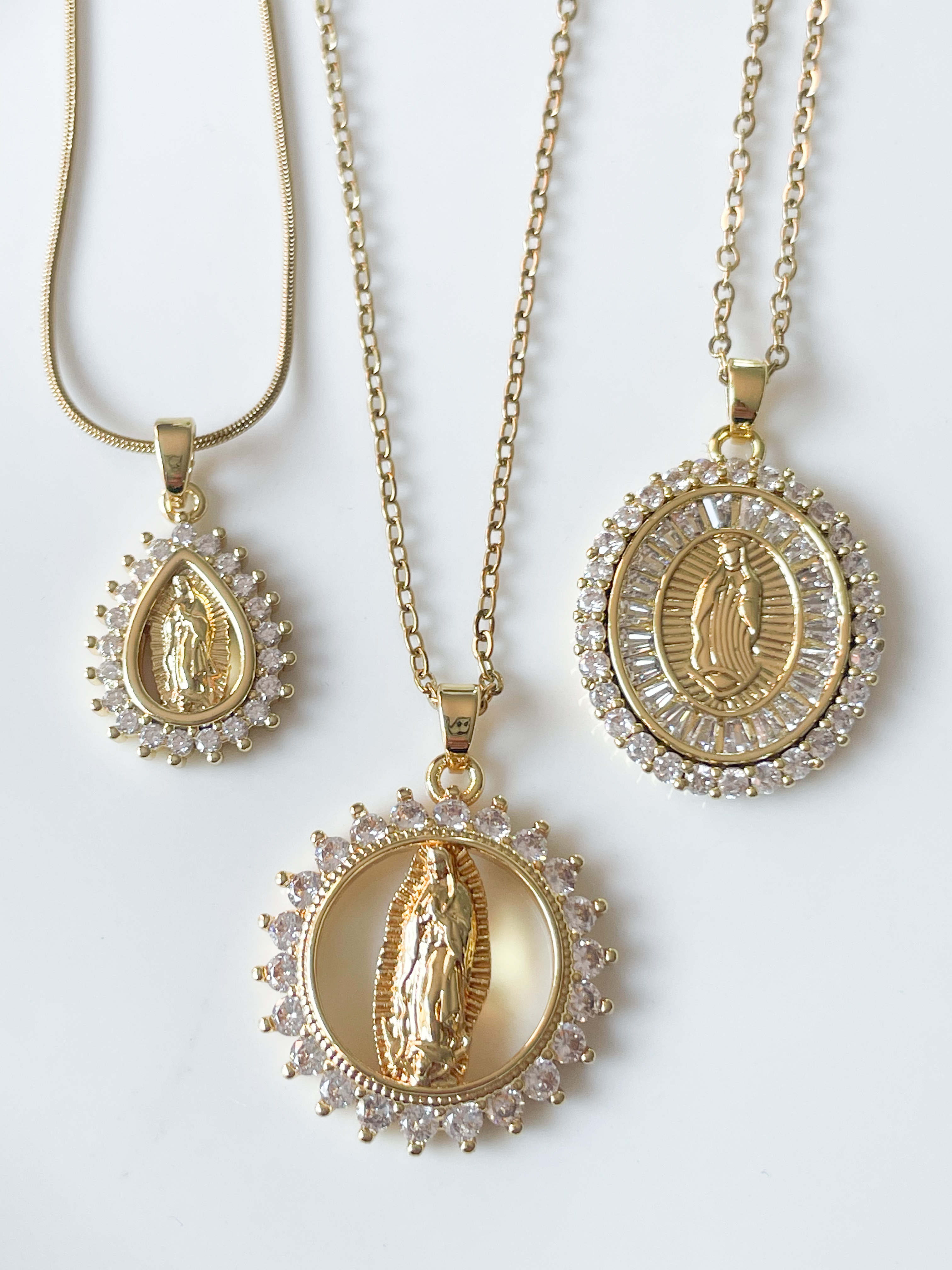 Collier Madone strass blancs ovale doré