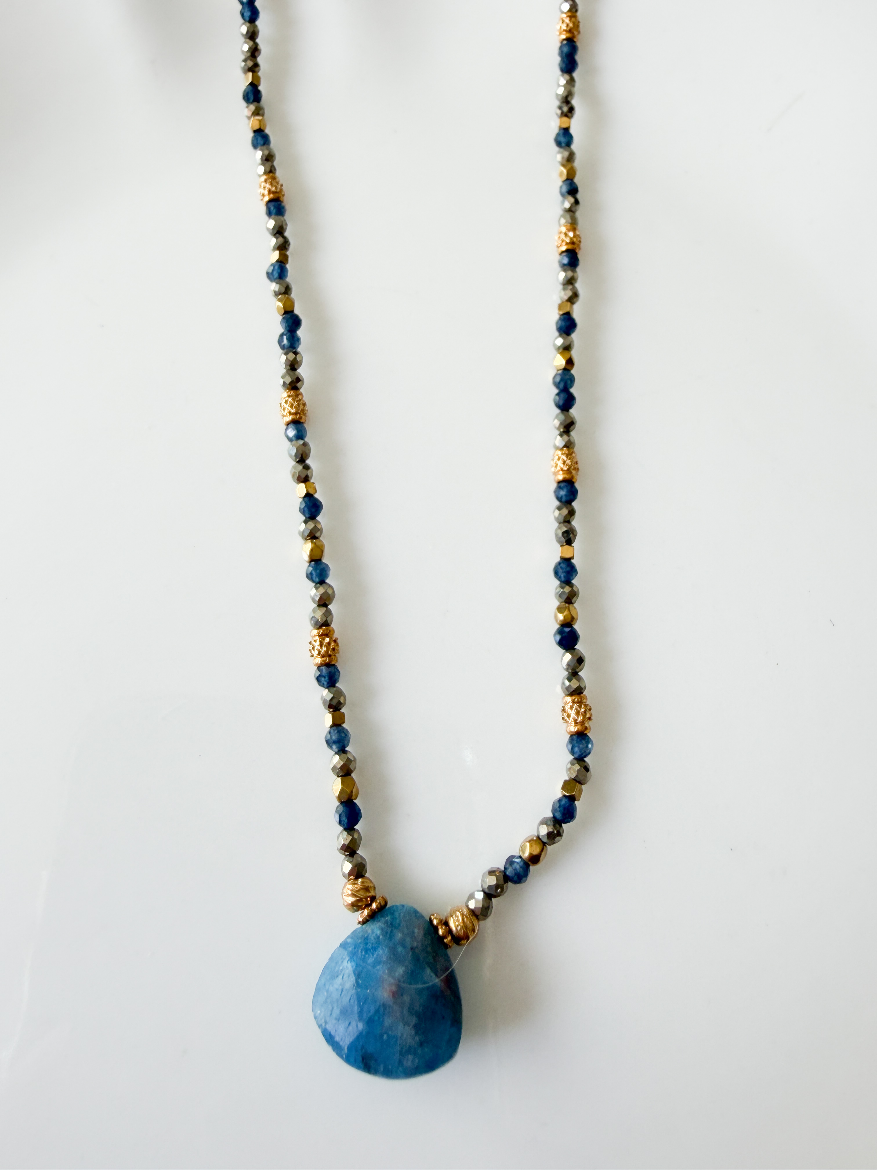 Collier pierres Gaby bleu doré