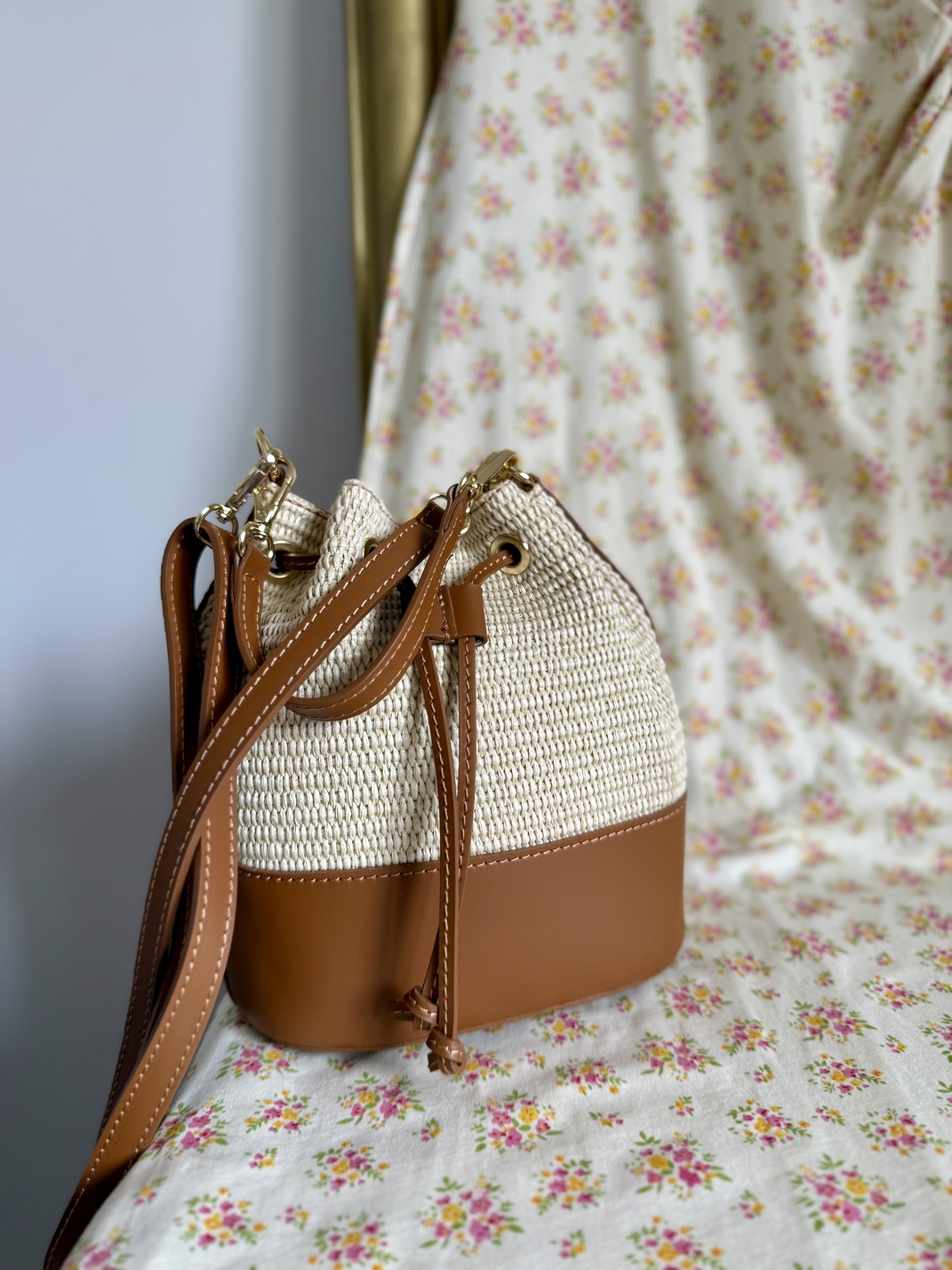 Sac seau cuir camel raphia de la capsule de Cricri