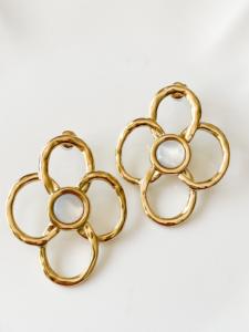 Boucles fleur blanche doré