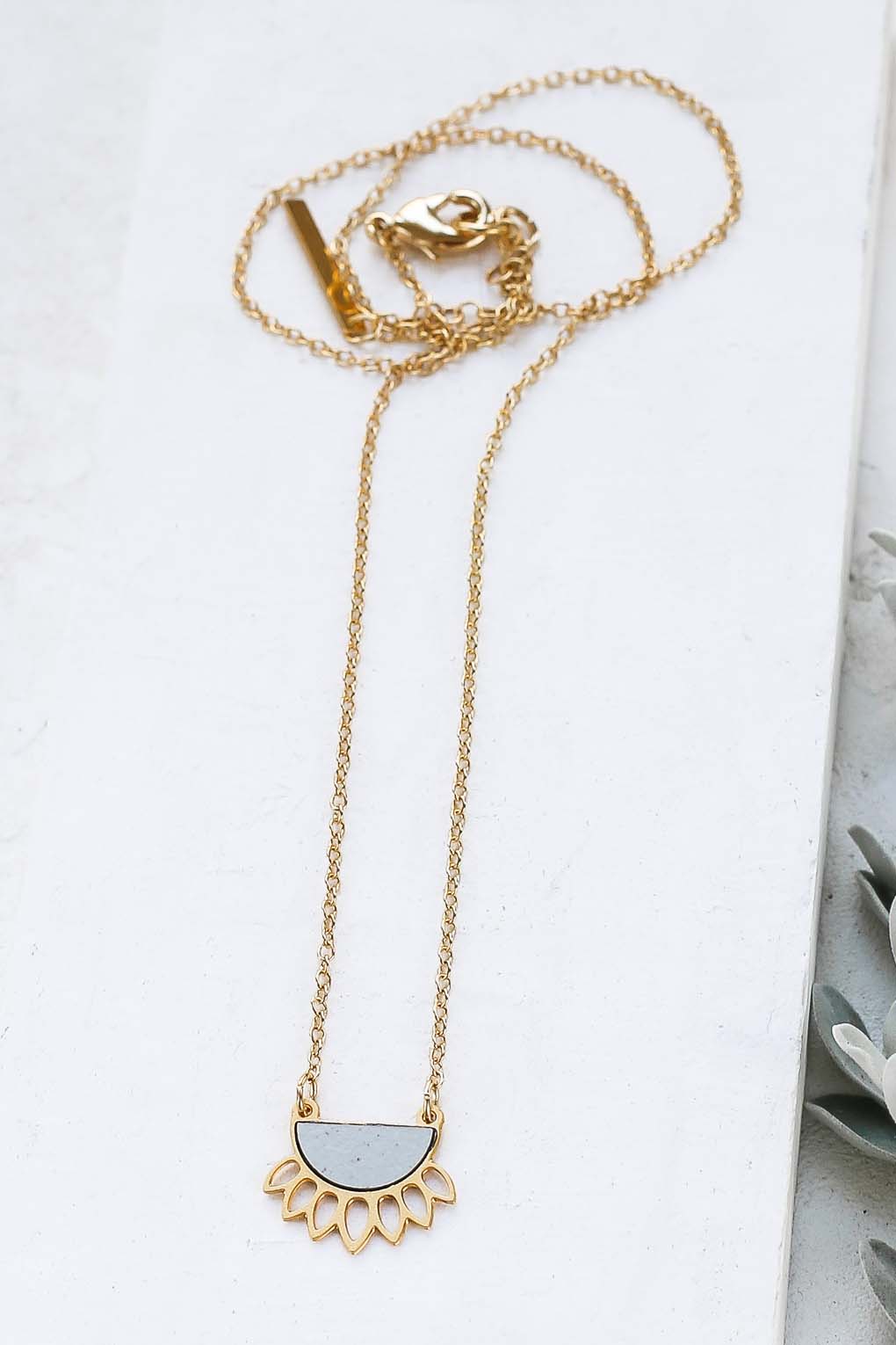 collier Sana vert kaki doré de Shlomit Ofir