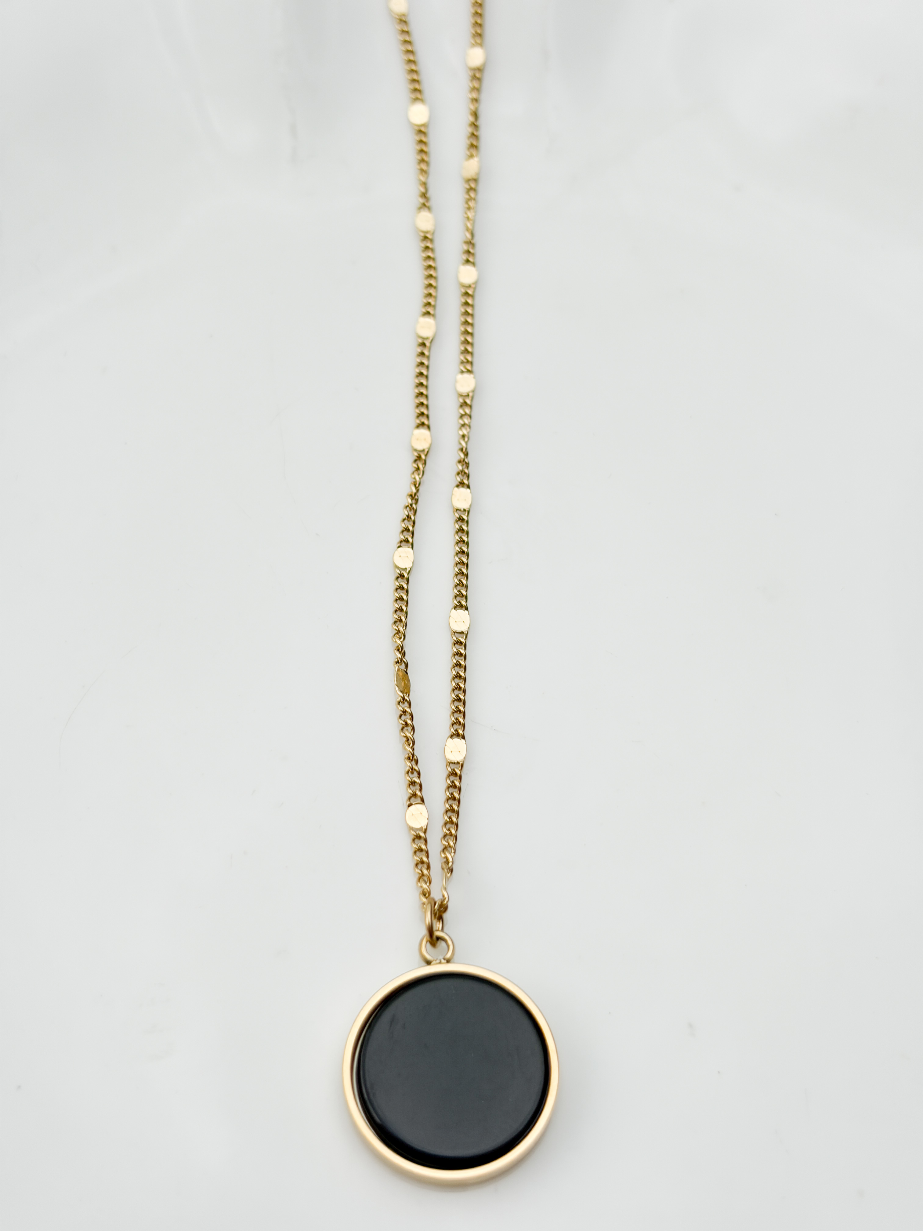Collier cercle noir doré