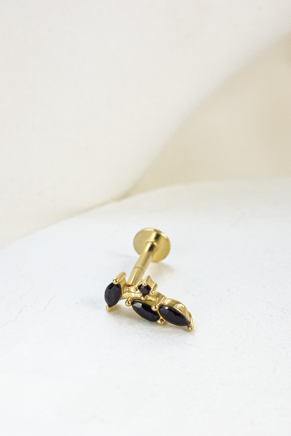 boucle piercing Louisa noir doré de Shlomit Ofir