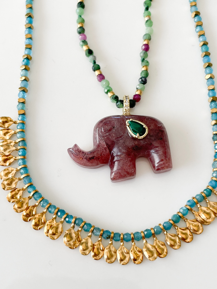 Collier éléphant pierres bordeaux doré