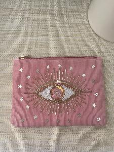 pochette oeil brodé rose clair de Mandalita