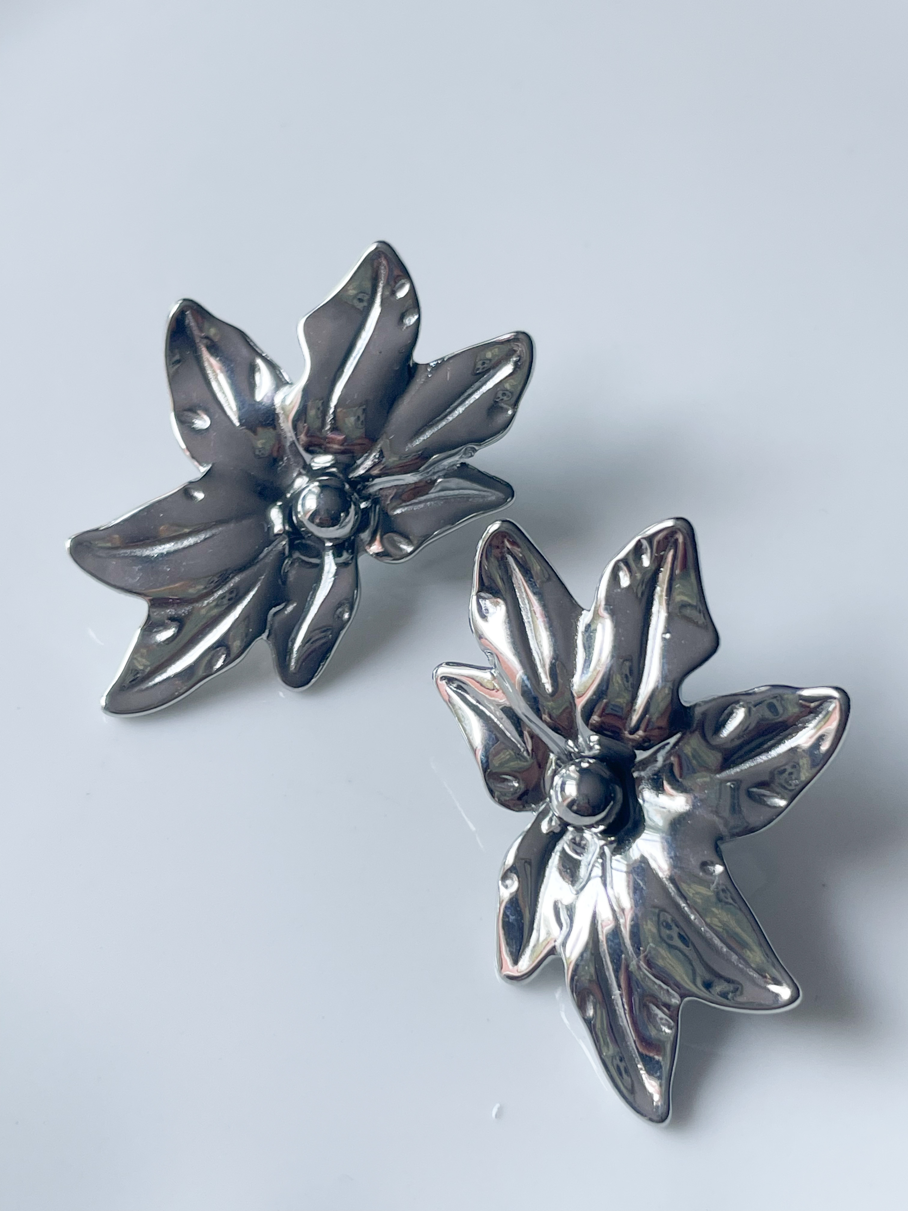 Boucles fleur argenté