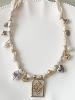 collier médaille beige doré