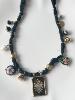 collier médaille noir doré