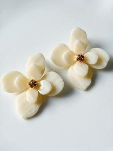 Boucles fleurs beige doré de la capsule de Cricri