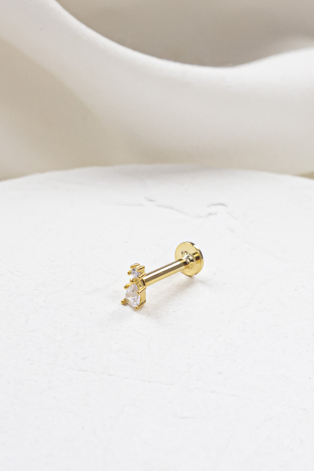 boucle piercing Lola blanc doré de Shlomit Ofir