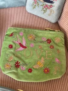 pochette petite Love verte