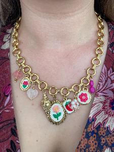 Collier breloques fleurs brodées n2 doré
