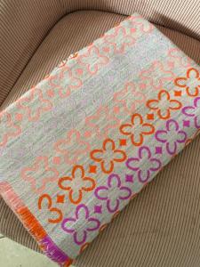 Foulard étole fleurs gris rose