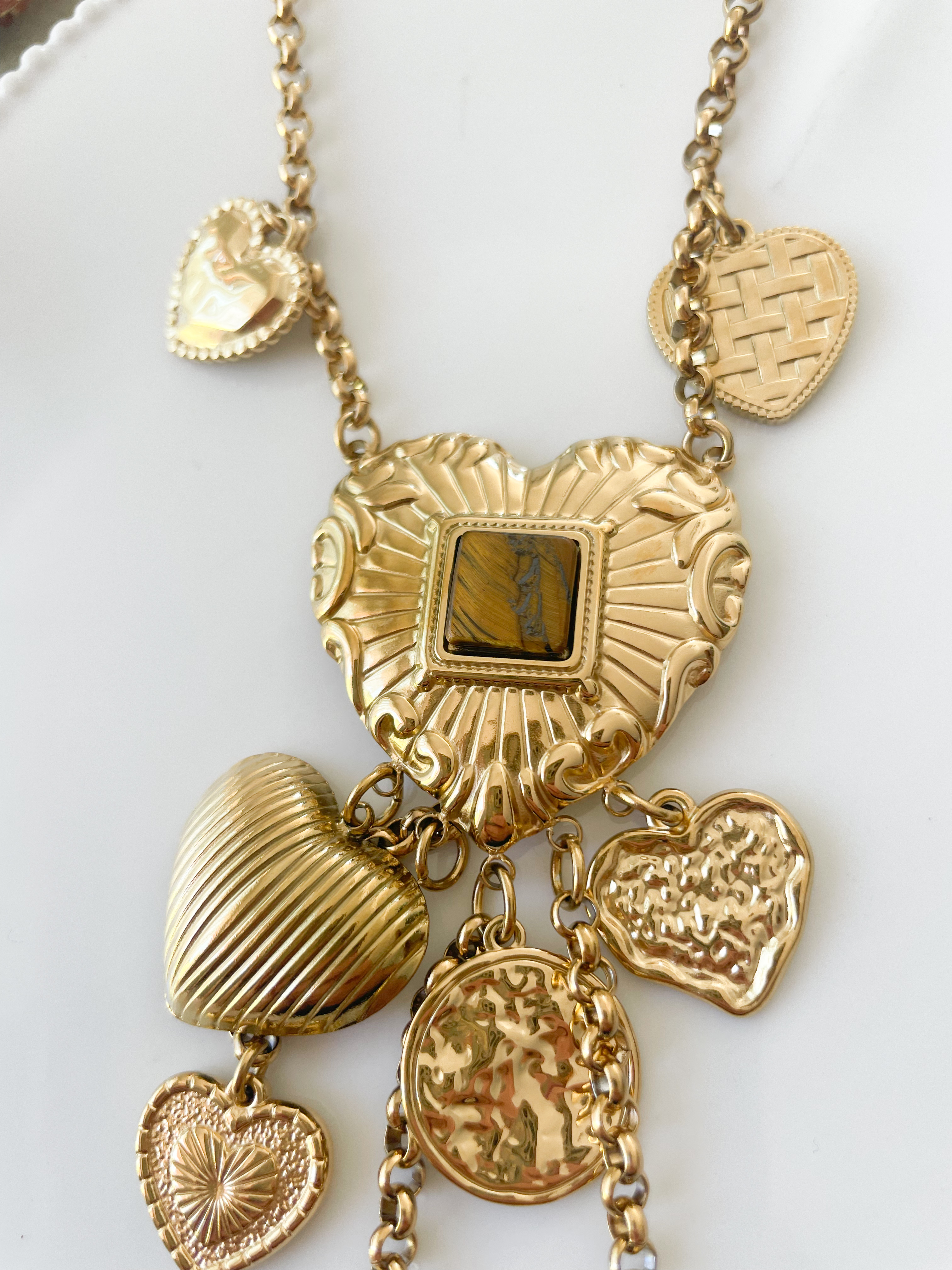 Collier sautoir coeur oeil de tigre doré