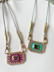 Collier médaillon violet doré